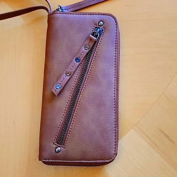Free People NWOT distressed vegan wallet! - Picture 2 of 8